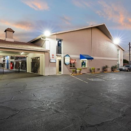 Travel Inn Финикс Екстериор снимка