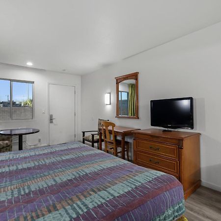 Travel Inn Финикс Екстериор снимка