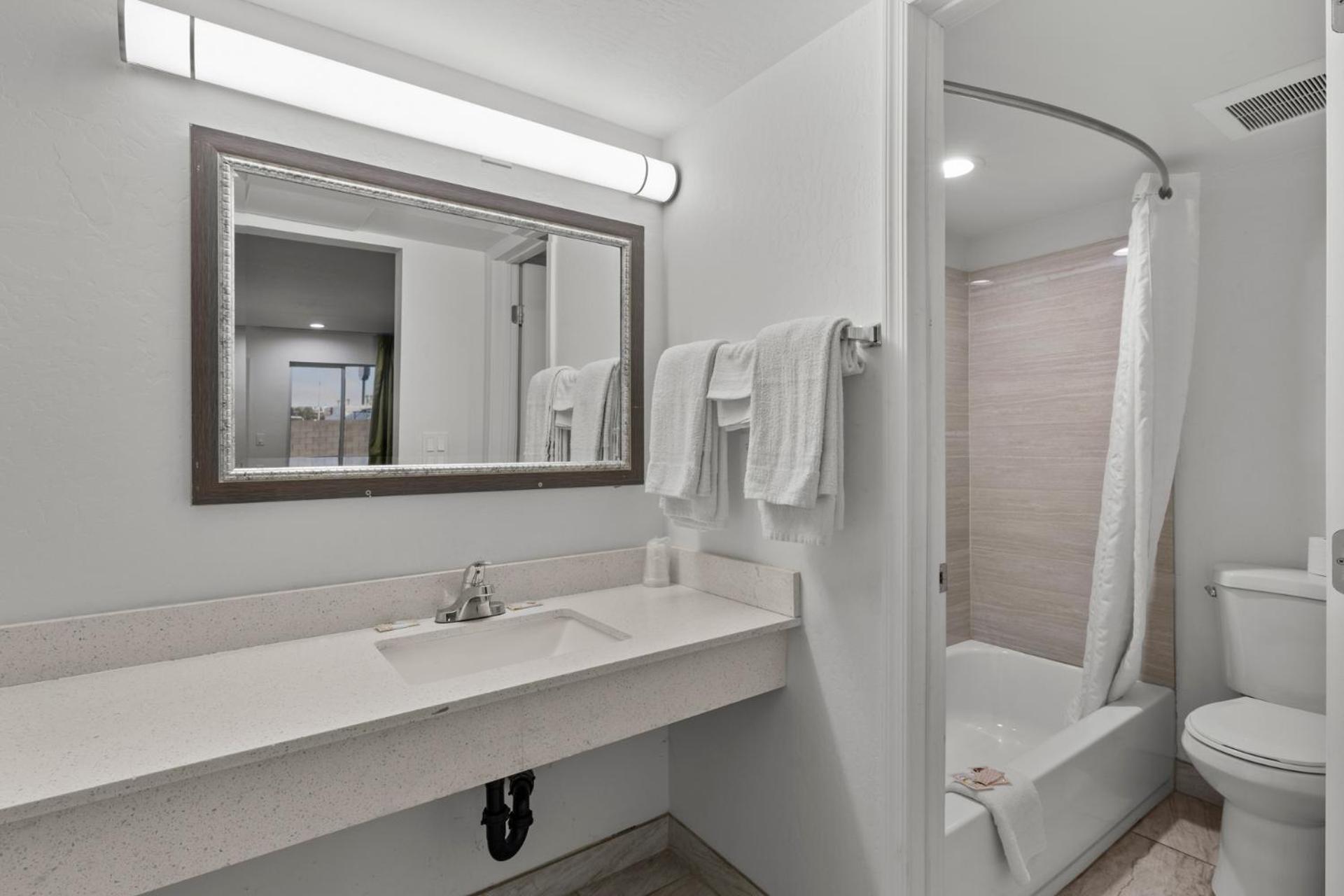 Travel Inn Финикс Екстериор снимка