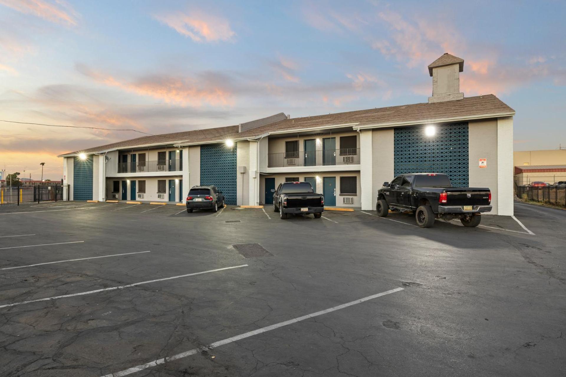 Travel Inn Финикс Екстериор снимка
